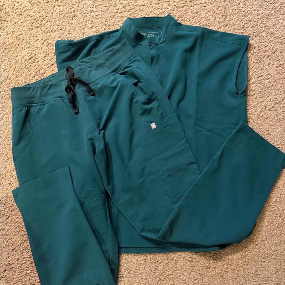 Figs Women's forest green scrub set